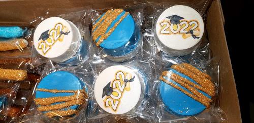 Celebrate your high school or college graduate with cap and dipolma edible toppers