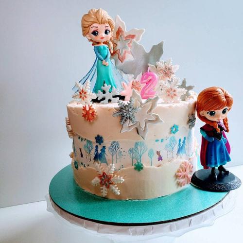 Winter wonderland design edible cake border with snowflakes and Frozen movie theme that wraps around the cake